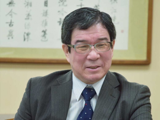 図書館長 理工学術院教授 深澤良彰 早稲田大学大学院理工学研究科で博士課程を修了後、1992年早稲田大学理工学部情報学科教授に就任。2010年から2014年まで研究推進(総括)および情報化推進担当理事。2014年より図書館長。