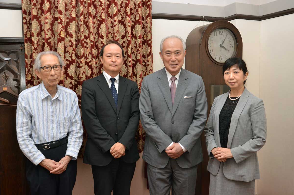 左から、鳥越文蔵顧問、児玉竜一副館長、中村吉右衛門丈、岡室美奈子館長