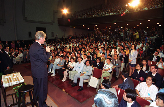 Photograph of President William J. Clinton Addressing Students and Faculty at Waseda University in Japan (NAID: 2581412)