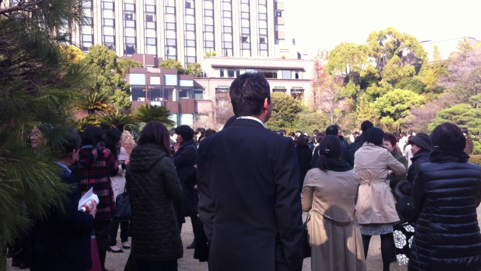 2011年3月11日15時半ごろ、大勢のひとびとが大隈庭園に避難していた