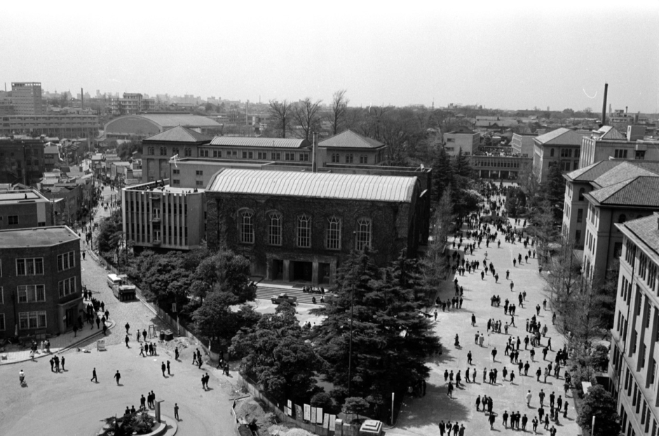 正面に図書館（現・2号館）。右側に2号館（現・1号館）と1・3号館（現・3号館）、左側の三階建ては診療所。