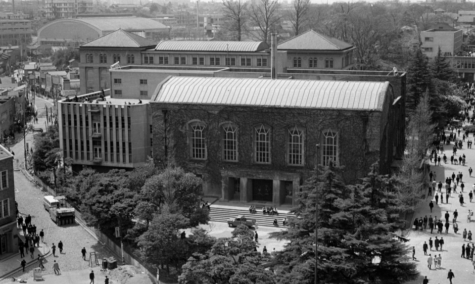 図書館（現・2号館）の奥は4号館（現・8号館）、そのさらに奥のかまぼこ状の建物が記念会堂（現・早稲田アリーナ）。