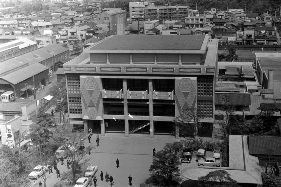 学生ホール（現在は大隈会館）、左には都電早稲田電車営業所（現在は都営バス早稲田営業所）。奥には神田川、目白台。