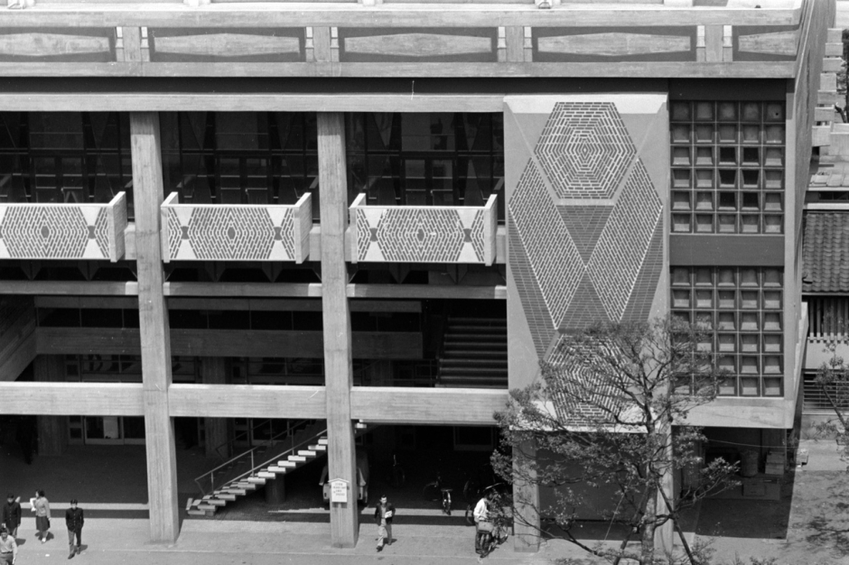 学生ホール。1991年3月、ホール北側の校友会館および手前東側の大隈会館とともに解体された。