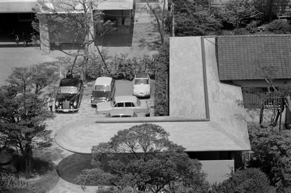 大隈会館（当時）のカープール。Mercedes-Benz が目立つ。