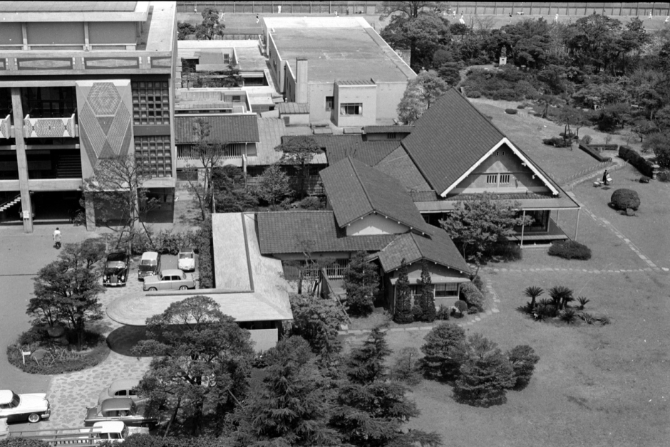 学生ホールと校友会館、大隈会館（当時）、大隈庭園。