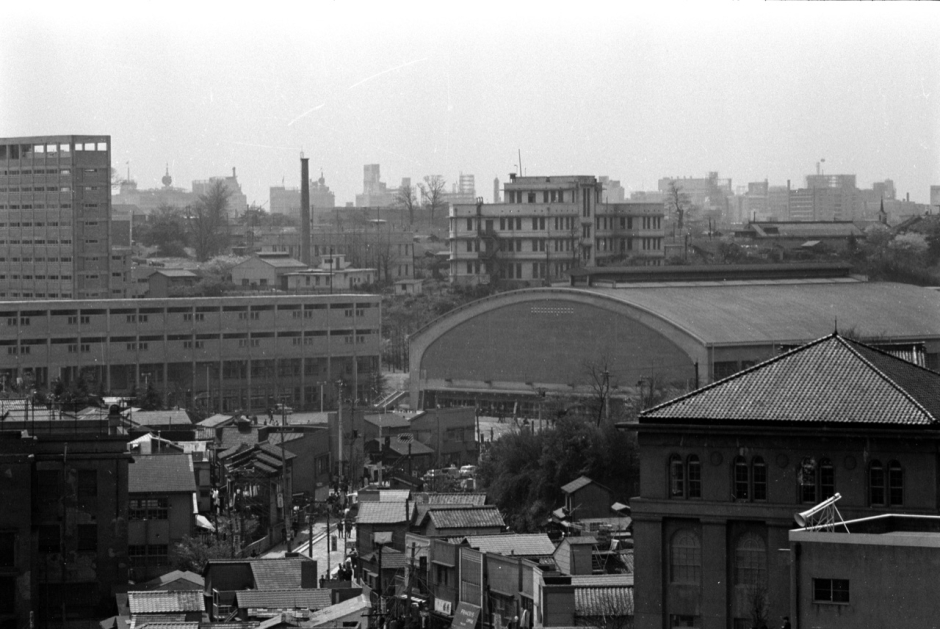 戸山キャンパス。撮影と同じ1962年4月に完成し、第一文学部・第二文学部・文学研究科が移った。