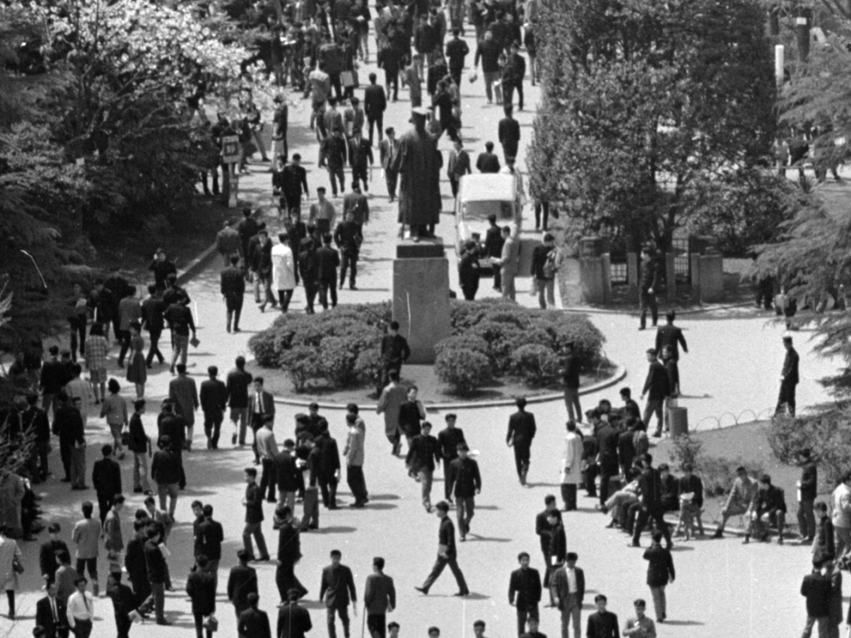 1962年4月、大隈講堂鐘楼からの眺め – 早稲田大学 歴史館