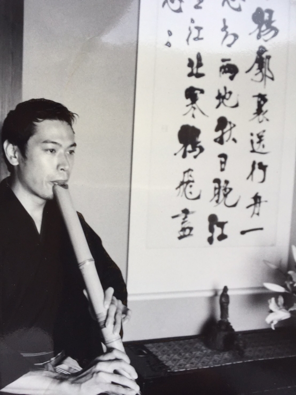 大石 勇人(おおいし はやと) 総務部総務課職員。早稲田大学教育学部卒。 大学入学時に学生の会「竹友会」に入会し尺八を始める。 その昔、虚無僧たちが吹いていた尺八の古典曲を中心に、 ライフワークとして取り組んでいる。
