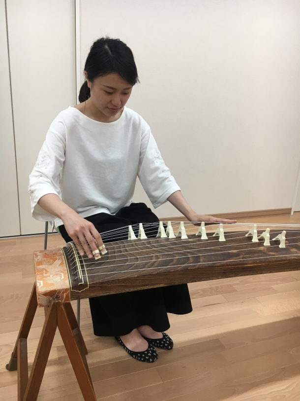 竹内 里奈(たけうち りな) 創造理工学研究科総合機械工学専攻修士2年。小中学校6年間箏を習う。 研究室の移動によるTWInsでの高木愛との出会いをきっかけに、9年ぶりに練習を再開し本演奏会に挑む。