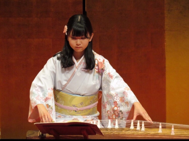 渡邉 友理(わたなべ ゆり) 文学学術院事務所職員。早稲田大学法学部卒。 中学校高校で筝曲部に所属し、約25人ほどの部員とともに琴の練習に励んでいた。