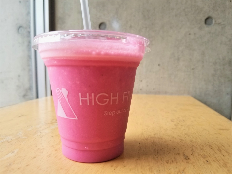 HIGH FIVE SALADコラボメニュー＞ ピンクスムージー（ビーツスムージー