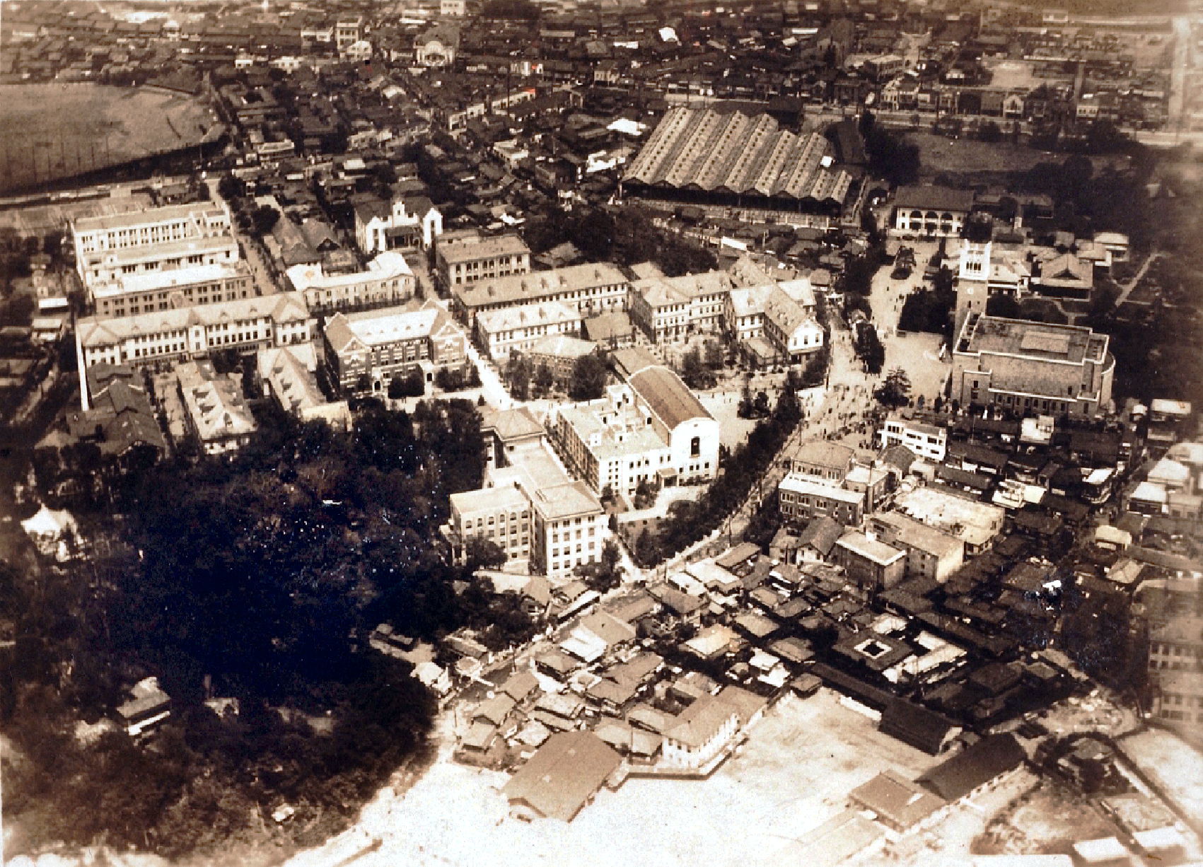 「早稲田大学全景（航空写真）」、1932年（昭和7年）・歴史館。右側に大隈講堂。中央左には、演劇博物館。そのさらに左上に、戸塚球場。