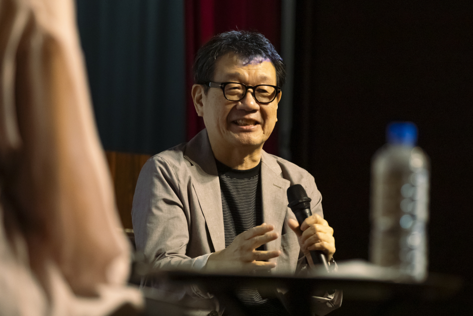 重松 清（しげまつ・きよし）／1963年岡山県生まれ。早稲田大学教育学部卒業。出版社勤務を経てフリーライターに。1991年『ビフォア・ラン』で作家デビュー。1999年『ナイフ』で第14回坪田譲治文学賞、『エイジ』で第12回山本周五郎賞を受賞。2001年『ビタミンF』で第124回直木賞受賞、2010年『十字架』で吉川英治文学賞、2014年『ゼツメツ少年』で毎日出版文化賞を受賞。著書に『流星ワゴン』『その日のまえに』『カシオペアの丘で』『とんび』『また次の春へ』『一人っ子同盟』『きみの町で』『赤ヘル1975』『ひこばえ』『きみの友だち』『くちぶえ番長』『小学五年生』『ステップ』など多数。 