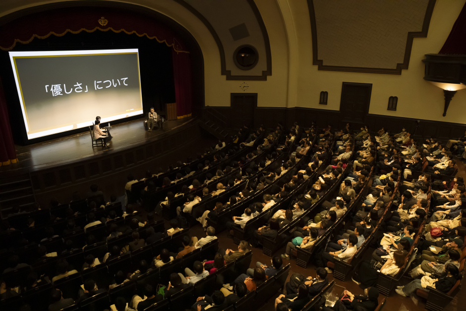 学生、教職員、卒業生、重松作品の愛読者など、多くの人々が集まった大隈記念講堂。ユーモアを交えながら、90分のイベントが進められた