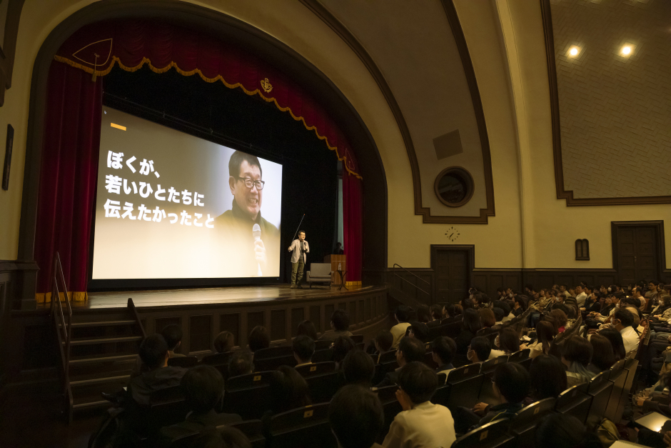 シマウマの模様、桜の開花時期、カレーライスの配置、世界地図の図法など、身近な例を取り上げながら、視点が人によって異なることを伝える重松氏