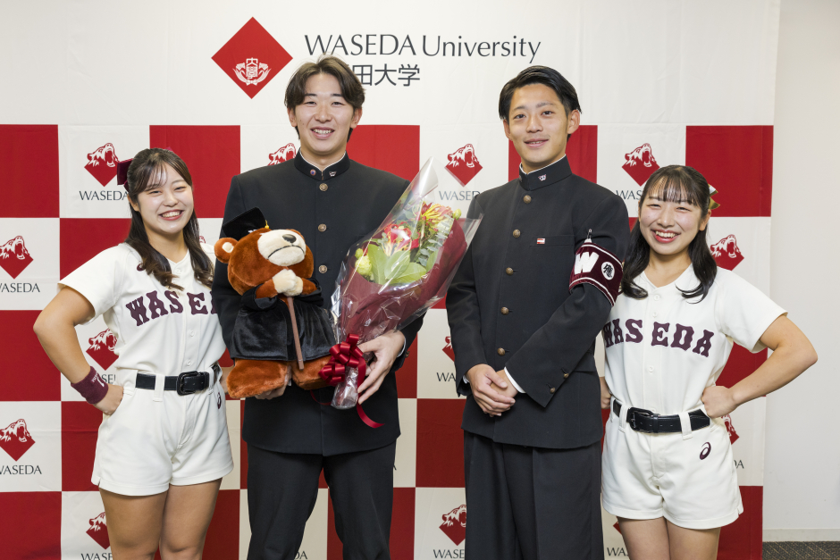 ４年間共に歩んできた豊島　悠 応援部代表委員主将(教育学部4年)やチアリーダーズから熱いエールを送られた、伊藤　樹選手（スポーツ科学部４年・仙台育英高校出身）。左から2人目。