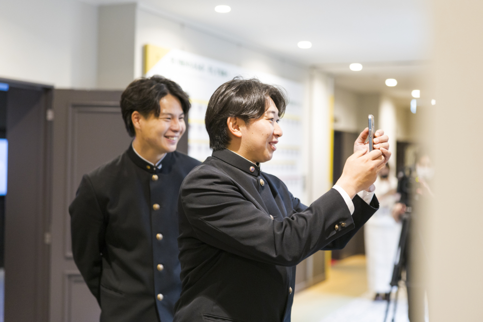 応援メッセージを撮影する伊藤選手