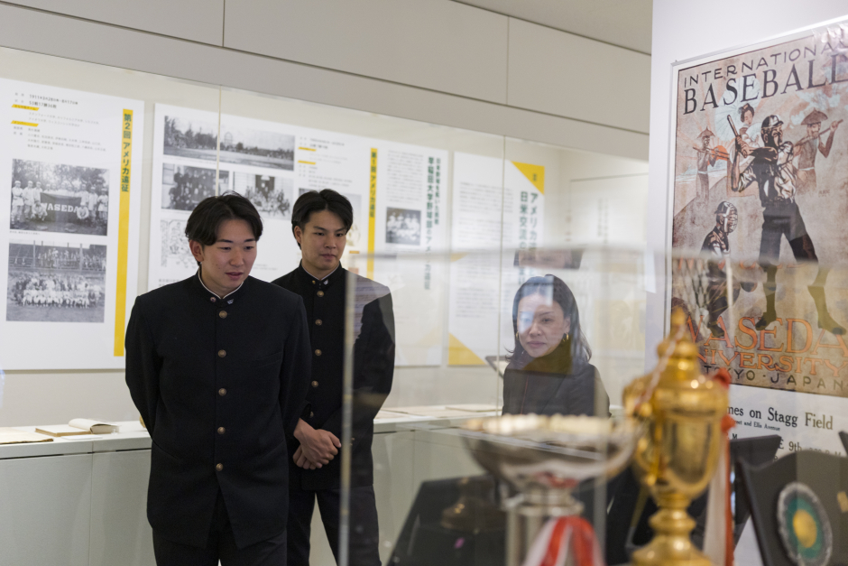 展示に見入る伊藤選手（左）、田和選手（右）