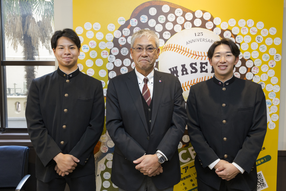 小宮山悟監督から、伊藤樹選手、田和廉選手に激励が送られるとともに、野球部を応援いただいている皆様へ感謝が述べられた。