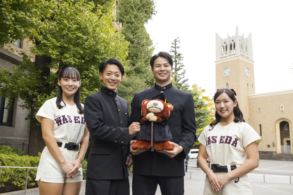 大隈講堂前でプロでの活躍を誓う、田和　廉選手（教育学部４年・早稲田実業出身）。右から２人目。