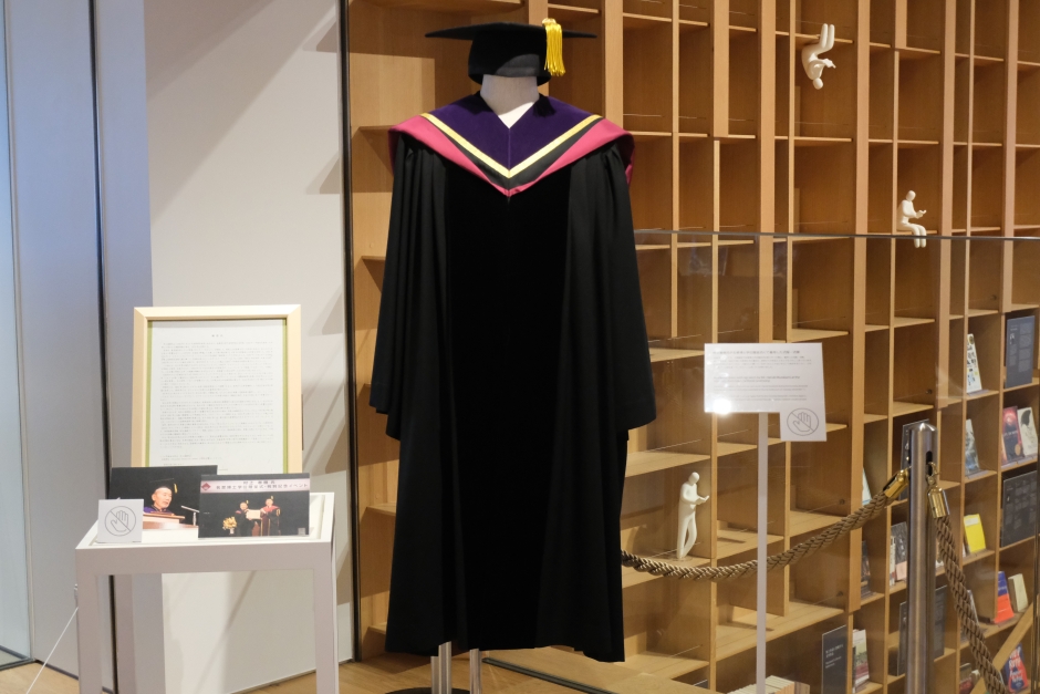 終了)村上春樹氏名誉博士号贈呈式 式服・式帽を展示中 – 早稲田大学