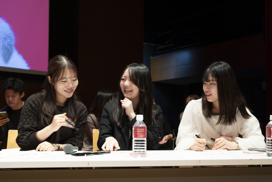 話し合いを行う学生たち