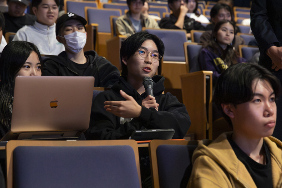 アイデアを発表する参加学生