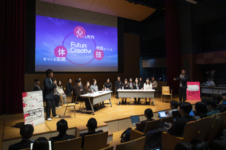 左：株式会社電通 SC室 クリエイティブプランナー  福島崇幸氏<br />
右：株式会社電通 Future Creative Lead室 Managing Director  増原誠一氏<br />
電通が事業で実施する創造プロセスをベースに、学生向けのFuture Creative Sessionが行われた