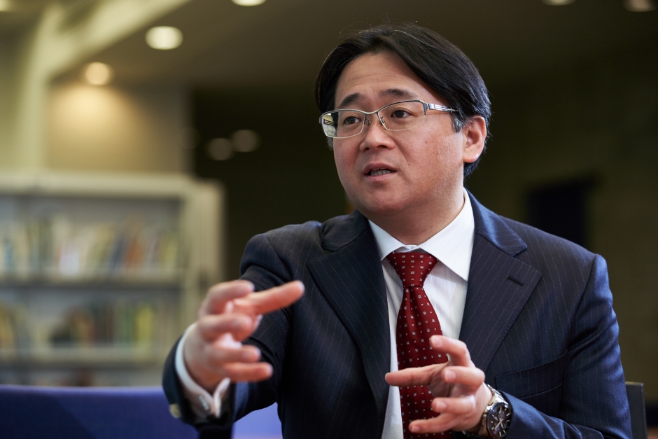 守屋 和佳<br />
<br />
理学科地球科学専修 教授<br />
1997年 早稲田大学 教育学部 理学科・地学専修卒業。2002年 東京大学 理学系研究科 地球惑星科学専攻博士課程修了。博士(理学)。<br />
日本学術振興会特別研究員(PD)、英国サウサンプトン海洋センター客員研究員、カナダブリティッシュコロンビア大学客員研究員、早稲田大学教育・総合科学学術院助手などを経て、2015年より早稲田大学教育・総合科学学術院准教授。2020年より現職。専門は進化古生物学、古海洋学。「地史学」、「古生物学」、「地史学実験」、「進化古生物学研究」などを担当。