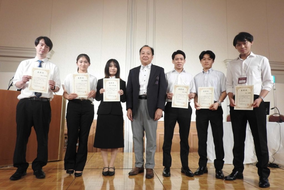 授賞式写真（日本動物細胞工学会2024年度大会HPより転載）<br />
左から1番目：丸亀裕貴 研究院講師（塩田皐希さんとの共同発表）、左から2番目：堀越理愛さん、左から3番目：菅谷侑香さん