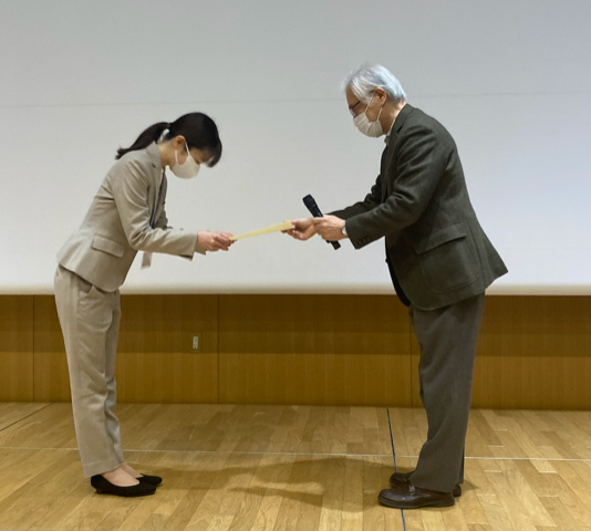 表彰を受ける岩﨑さん