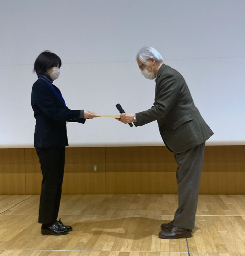 表彰を受ける韓さん(右は学会理事長である根ケ山光一人間科学学術院名誉教授)