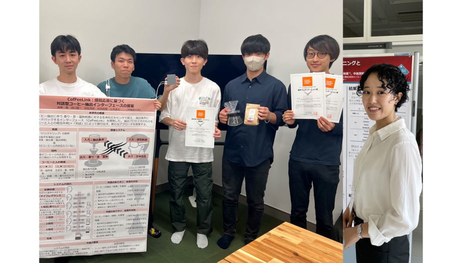 人間科学研究科 修士課程1年 高橋一颯さん、人間科学部卒業生 榎木日向子さん、3年 田口颯一さん、村田政駿さん、山本誠太さん、2年村松克彦さんがヒューマンインタフェースシンポジウム2025にて受賞