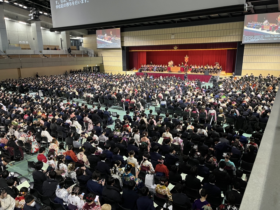 早稲田アリーナでの合同卒業式(教育・総合科学学術院、スポーツ科学学術院、国際学術院と合同)