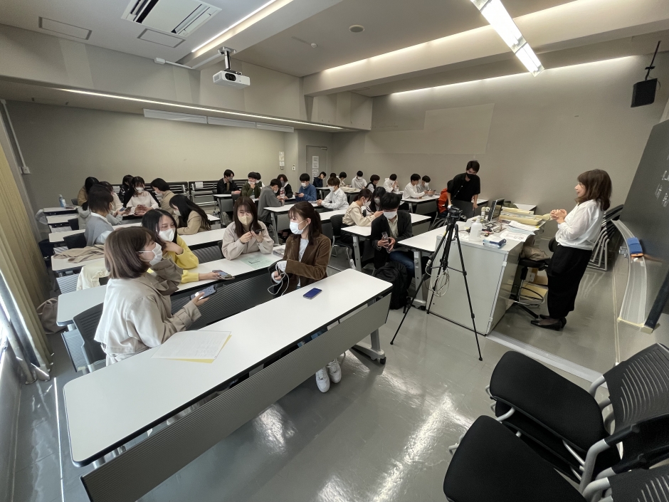クラス別懇談会の様子①