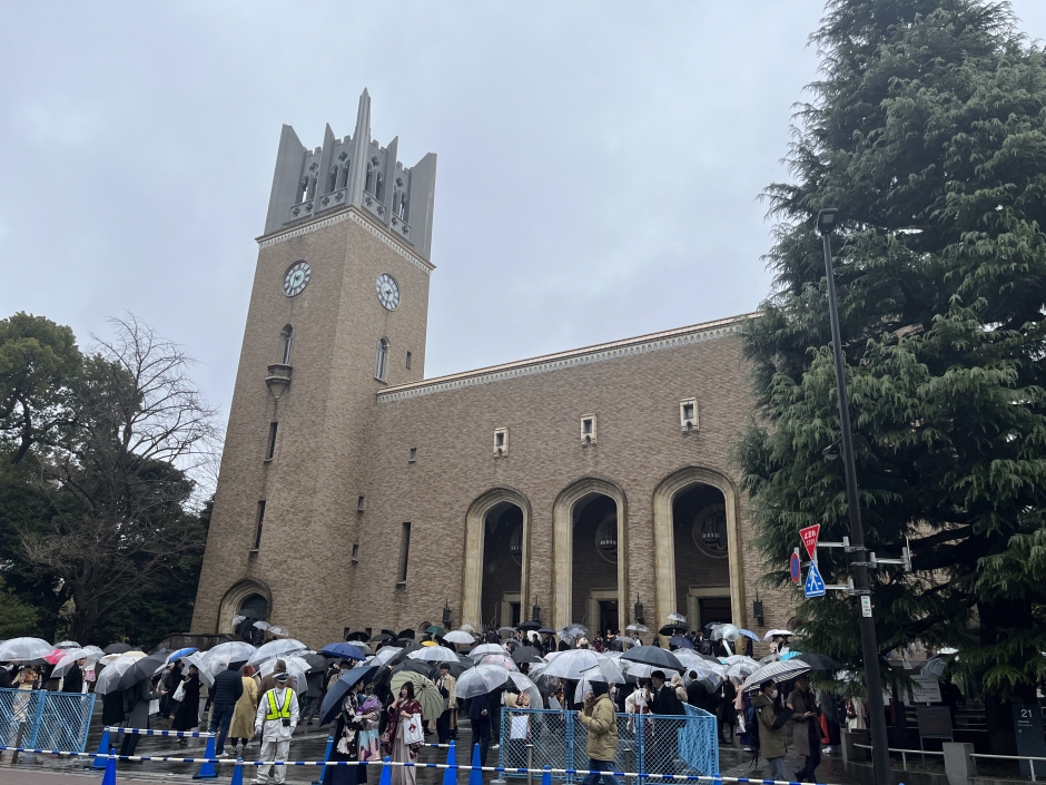 あいにくの雨模様となりましたが、大隈記念講堂には多くの卒業生が集まりました