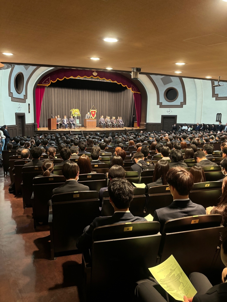 大隈記念講堂（大講堂）での入学式の様子①
