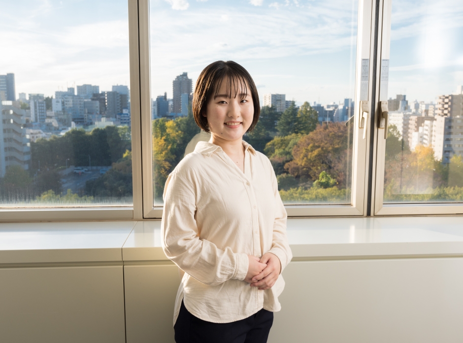 半年にわたる基礎演習を通し先生方の多角的な助言を元に研究内容を熟慮できる点も魅力<br>修士課程　丸山 あかねさん（2021年4月入学）