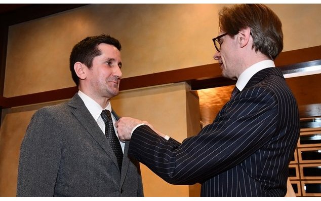 国際教養学部のドゥテ教授が教育功労章を受章