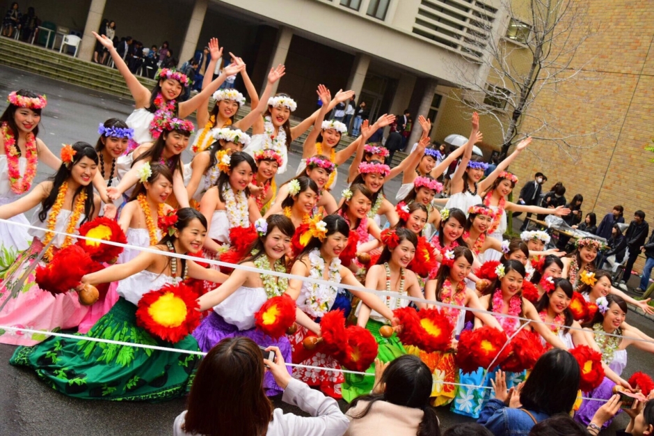 早稲田にハワイの風を！ 指先まで気持ちを込めたフラダンス