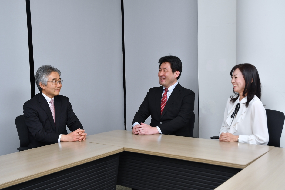 菊池馨実（写真左）<br />
早稲田大学法学学術院教授<br />
法学研究科修士課程『社会保障、社会福祉・成年後見の法と行政』では、「社会保障法研究I、II」等の科目および修士論文指導を担当。<br />
<br />
今関誠司　（修了生）（写真中央）<br />
現職：公務員<br />
2021年4月早稲田大学法学研究科修士課程『社会保障、社会福祉・成年後見の法と行政』に入学、2023年3月に修了し、学位「修士（法学）」を取得。<br />
<br />
加藤貴世　（2024年2月現在在学生）（写真右）<br />
現職：行政書士<br />
2022年4月早稲田大学法学研究科修士課程『社会保障、社会福祉・成年後見の法と行政』に入学、2024年2月現在、修士課程2年に在籍、3月修了予定。<br />
