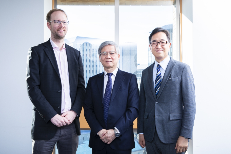 ラーデマッハ・クリストフ教授(写真左)<br />
専門分野:国際知的財産法、特許法、デザイン保護法<br />
<br />
鈴木將文教授(写真中央)<br />
専門分野:産業財産権法、国際知的財産法<br />
<br />
上野達弘教授(写真右)<br />
専門分野:著作権法