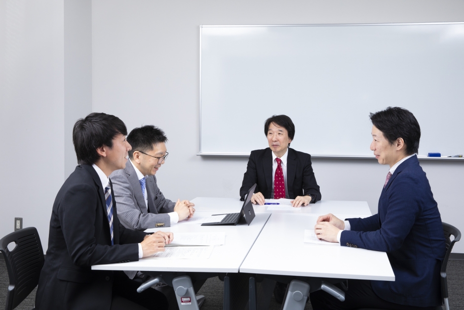 渡辺 徹也 <写真中央><br />
早稲田大学法学学術院 教授<br />
<br />
根本 篤男 <写真左><br />
国家公務員 財務省主税局勤務<br />
2021年3月早稲田大学法学研究科修士課程「社会人研究課題:租税紛争と法」修了<br />
<br />
川野 英彦 <写真左から2番目><br />
東京国税局 職員<br />
2020年3月早稲田大学法学研究科修士課程「社会人研究課題:租税紛争と法」修了<br />
<br />
松原 大樹 <写真右><br />
税理士、公認会計士<br />
2021年3月早稲田大学法学研究科修士課程「社会人研究課題:租税紛争と法」修了<br />