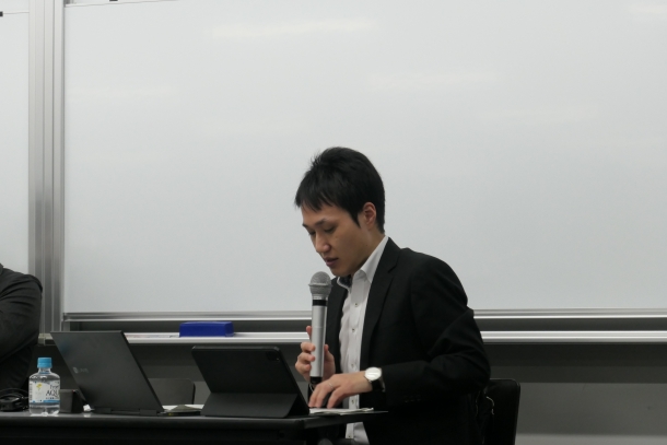 通訳を担当する天田准教授