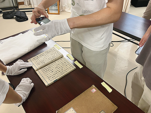 ゼミで新潟県佐渡市へ訪れ資料調査を行った際の1枚