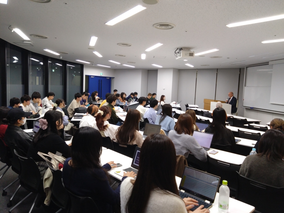 海外から裁判官を招き、講演頂いたときの様子