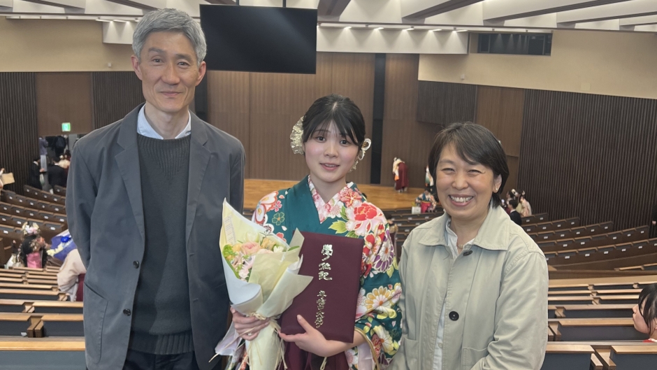 お世話になった先生と(左から岡山具隆准教授、本田さん、星井牧子教授)