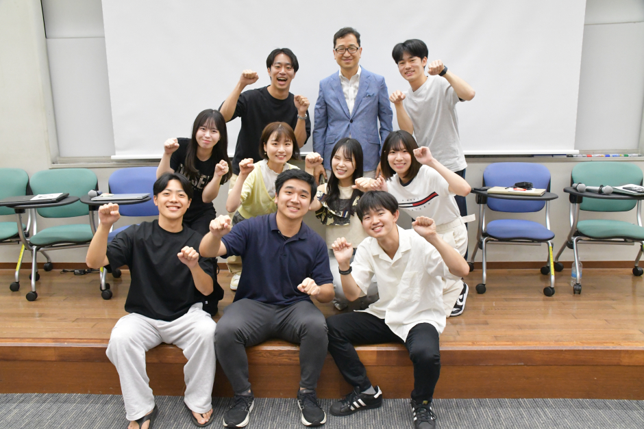 （昨年度担当頂いた上野ゼミのみなさん）<br />
参加者の声「それぞれの主張や考え方、尋問などとても面白く実際に自分もディベートに参加したいと思いました。ディベートの内容も踏まえてディベート中にスライドを作っていたり、相手の一つ一つの発言や具体例を聞き逃さずに矛盾があると思った瞬間にそれを言及しているのがすごいと思いました。」