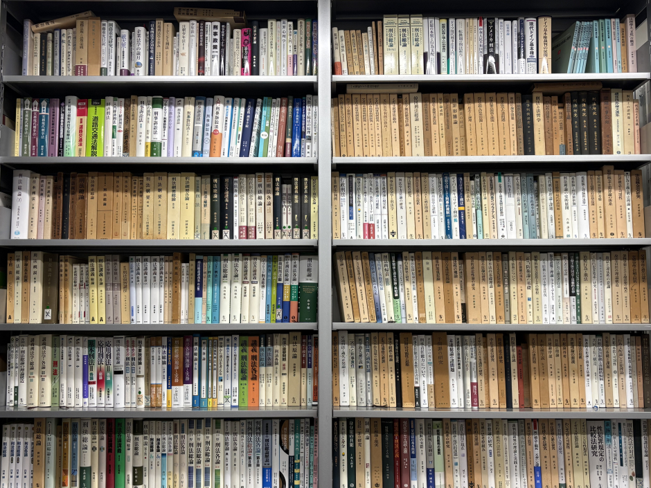 研究室にある書籍（一部）。